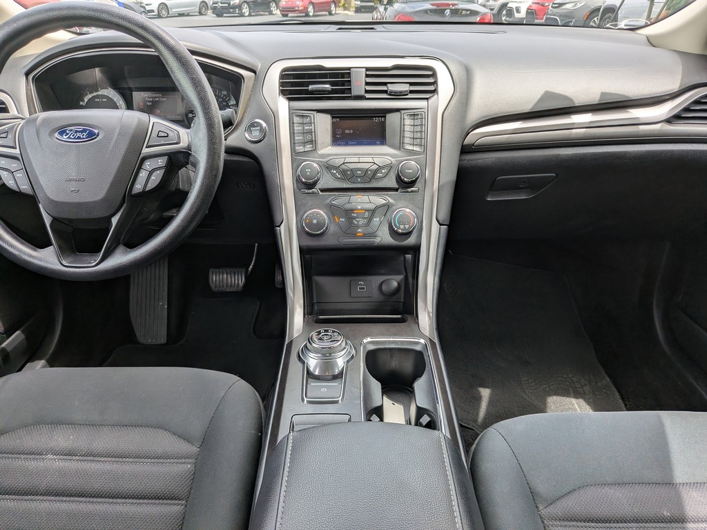 Ford Fusion Vehicle Full-screen Gallery Image 14