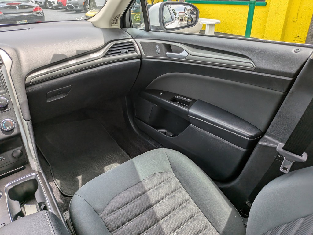 Ford Fusion Vehicle Full-screen Gallery Image 15