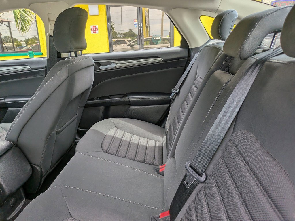 Ford Fusion Vehicle Full-screen Gallery Image 16