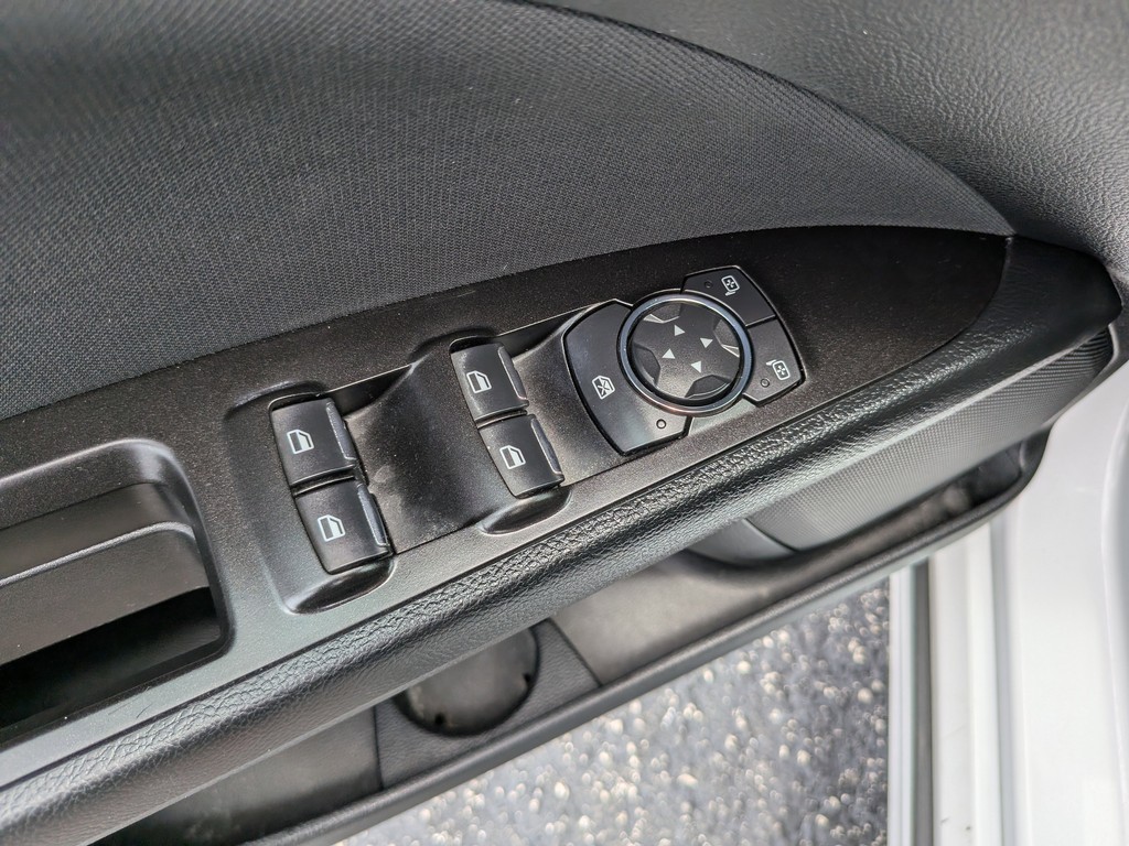 Ford Fusion Vehicle Full-screen Gallery Image 17