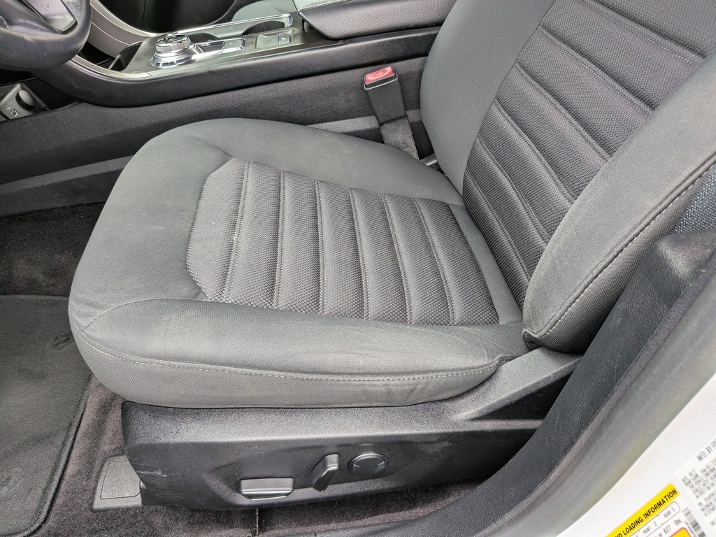 Ford Fusion Vehicle Full-screen Gallery Image 18