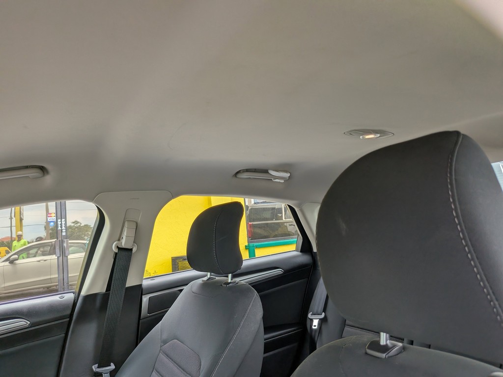 Ford Fusion Vehicle Full-screen Gallery Image 19