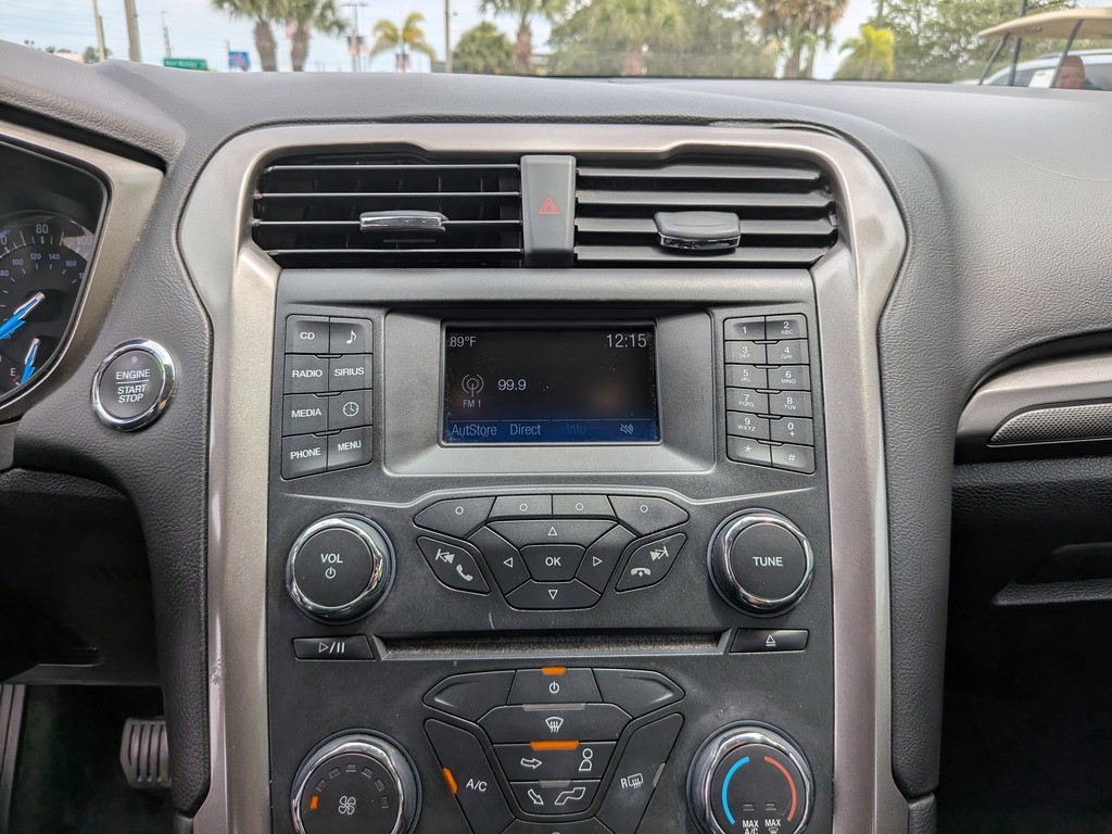 Ford Fusion Vehicle Full-screen Gallery Image 20