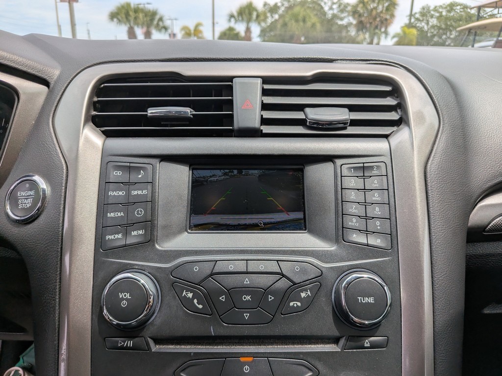 Ford Fusion Vehicle Full-screen Gallery Image 21