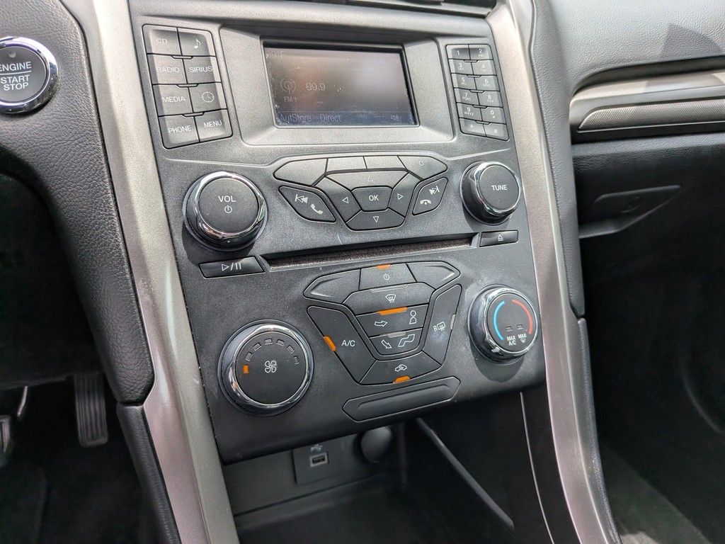 Ford Fusion Vehicle Full-screen Gallery Image 22
