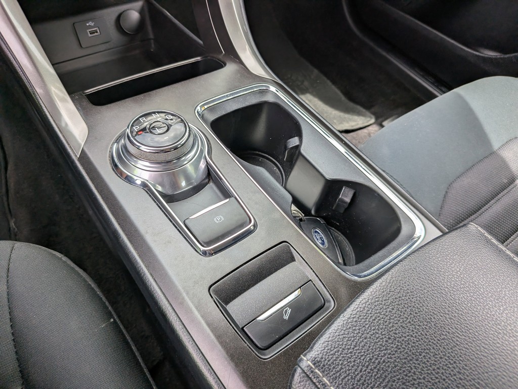 Ford Fusion Vehicle Full-screen Gallery Image 23