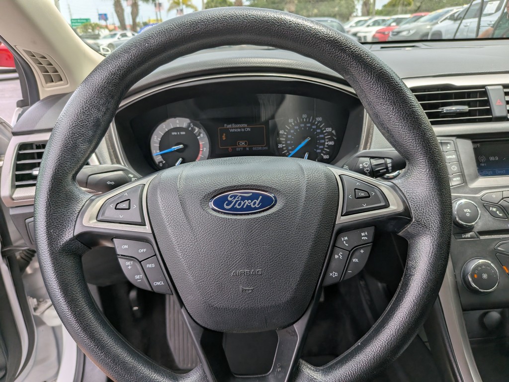 Ford Fusion Vehicle Full-screen Gallery Image 26