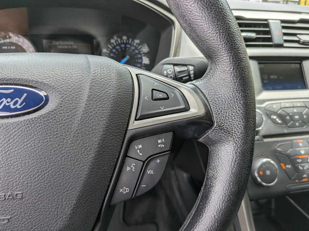 Ford Fusion Vehicle Full-screen Gallery Image 28