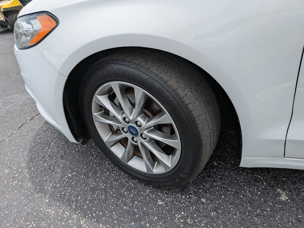 Ford Fusion Vehicle Full-screen Gallery Image 33