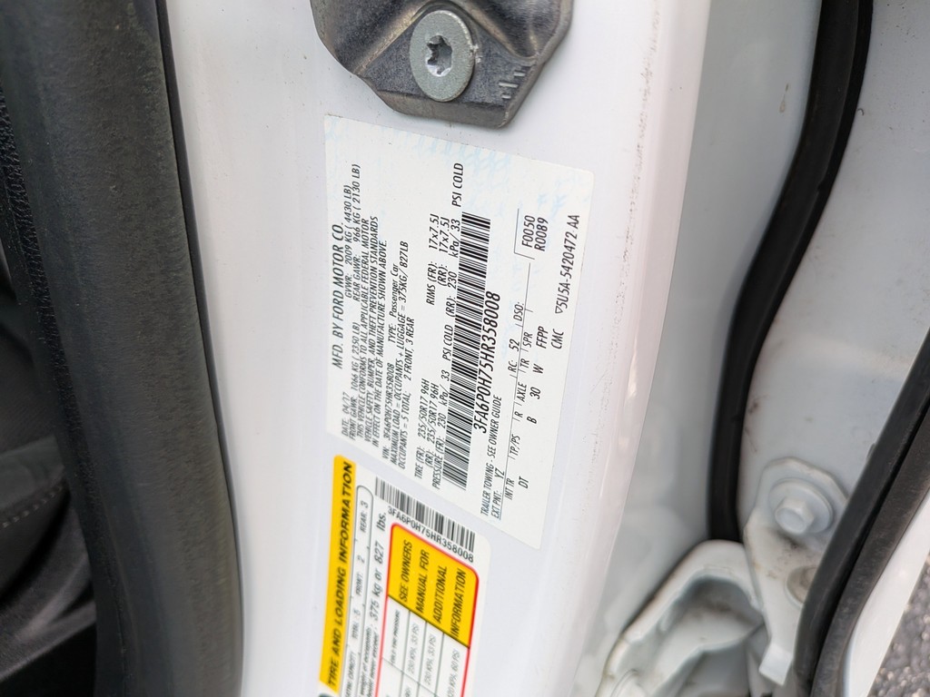 Ford Fusion Vehicle Full-screen Gallery Image 34