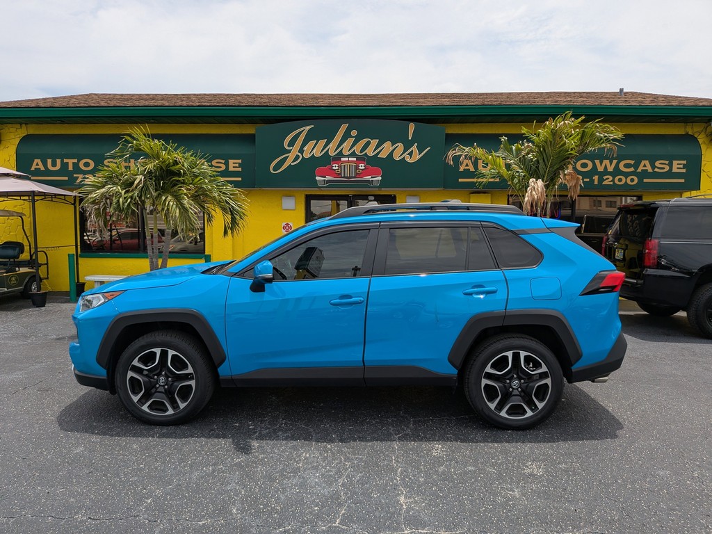Toyota RAV4 Vehicle Full-screen Gallery Image 02