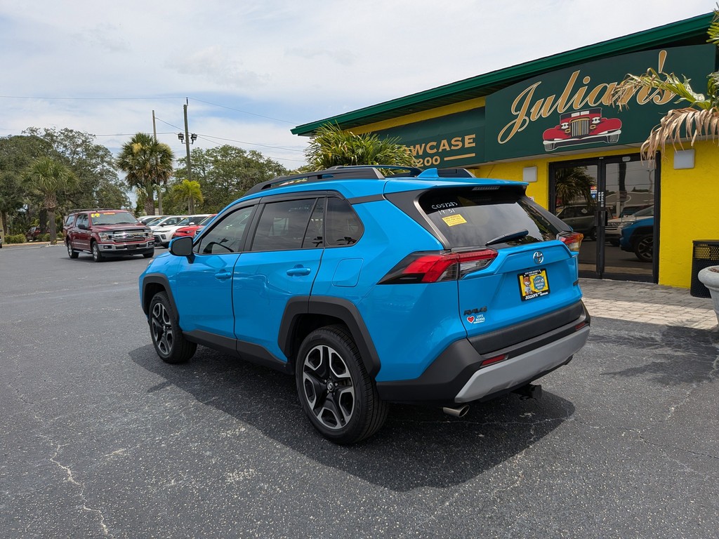 Toyota RAV4 Vehicle Full-screen Gallery Image 03