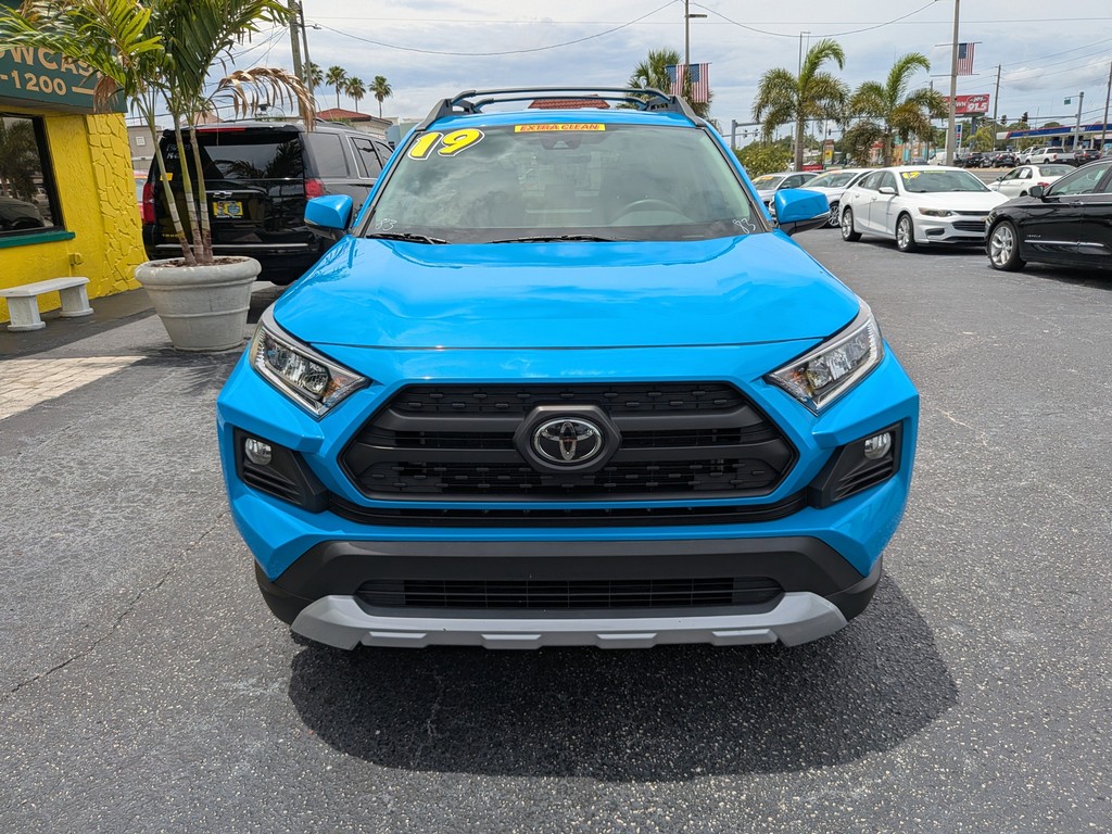 Toyota RAV4 Vehicle Full-screen Gallery Image 05