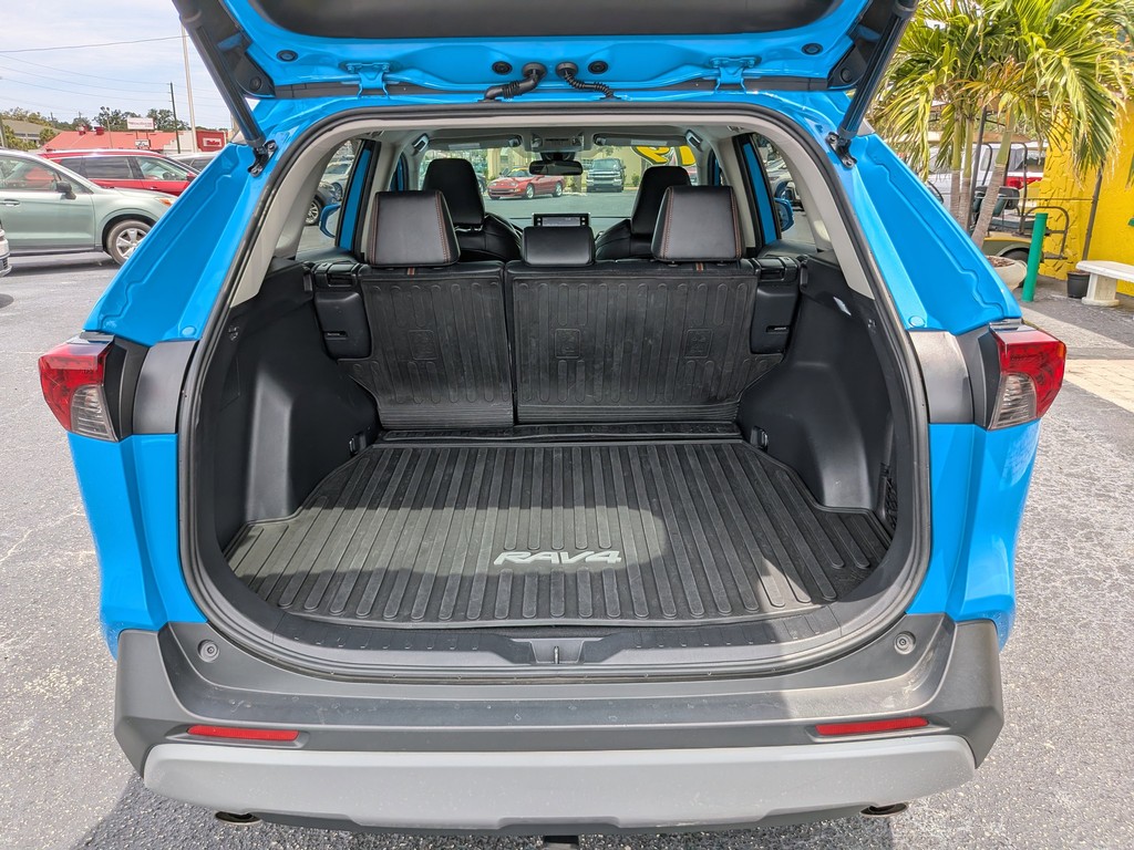 Toyota RAV4 Vehicle Full-screen Gallery Image 09