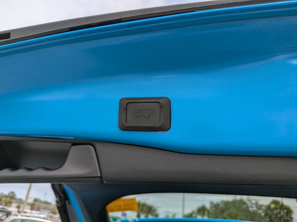 Toyota RAV4 Vehicle Full-screen Gallery Image 10