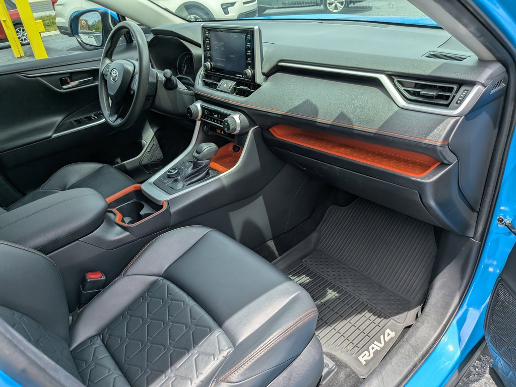 Toyota RAV4 Vehicle Full-screen Gallery Image 12