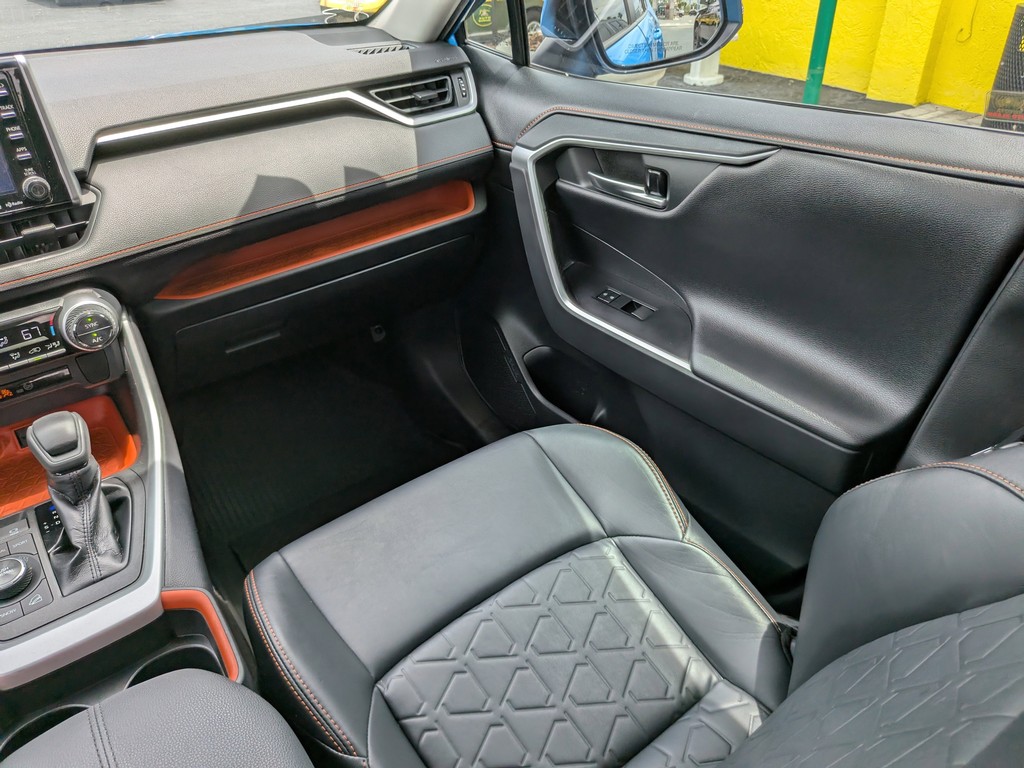Toyota RAV4 Vehicle Full-screen Gallery Image 16