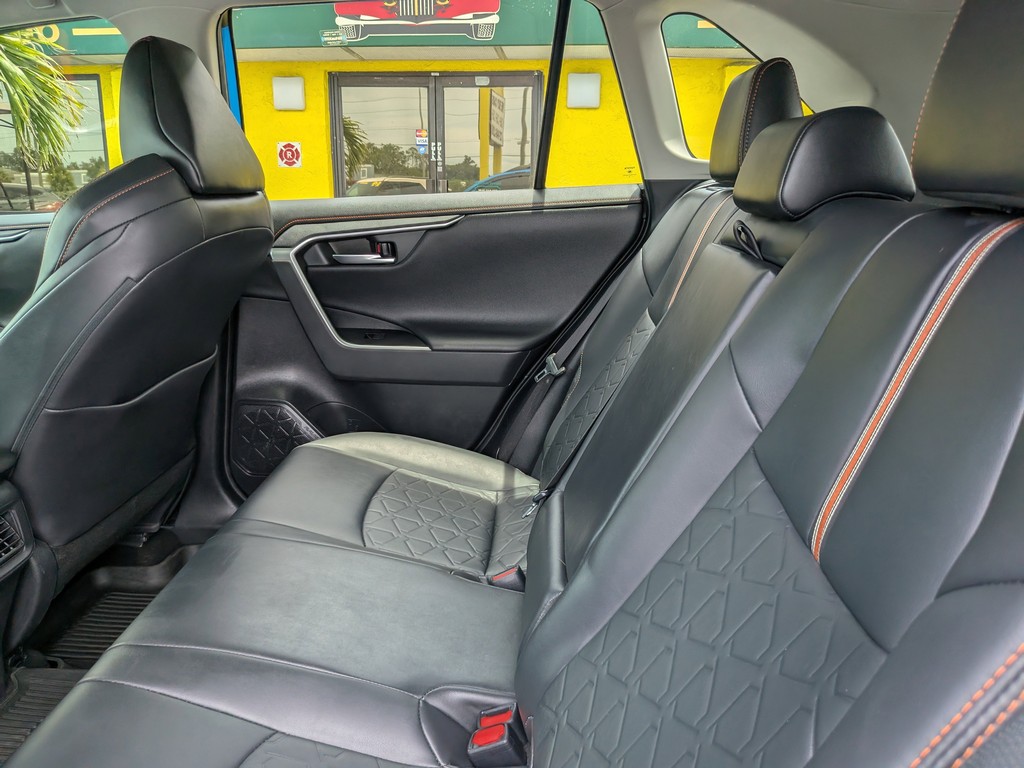 Toyota RAV4 Vehicle Full-screen Gallery Image 17