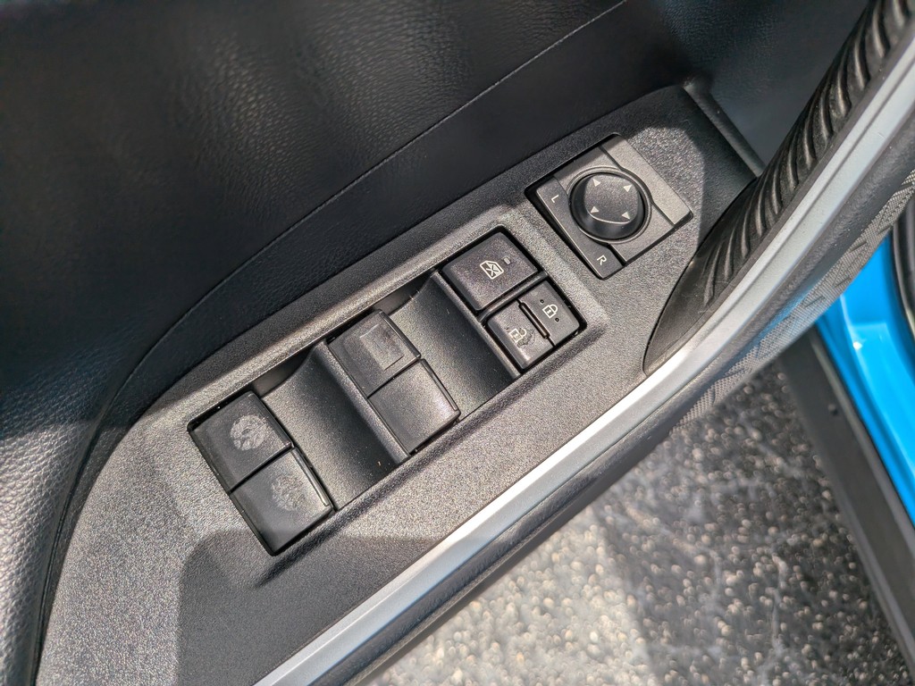 Toyota RAV4 Vehicle Full-screen Gallery Image 18