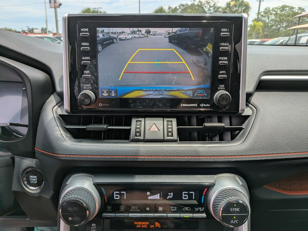 Toyota RAV4 Vehicle Full-screen Gallery Image 22