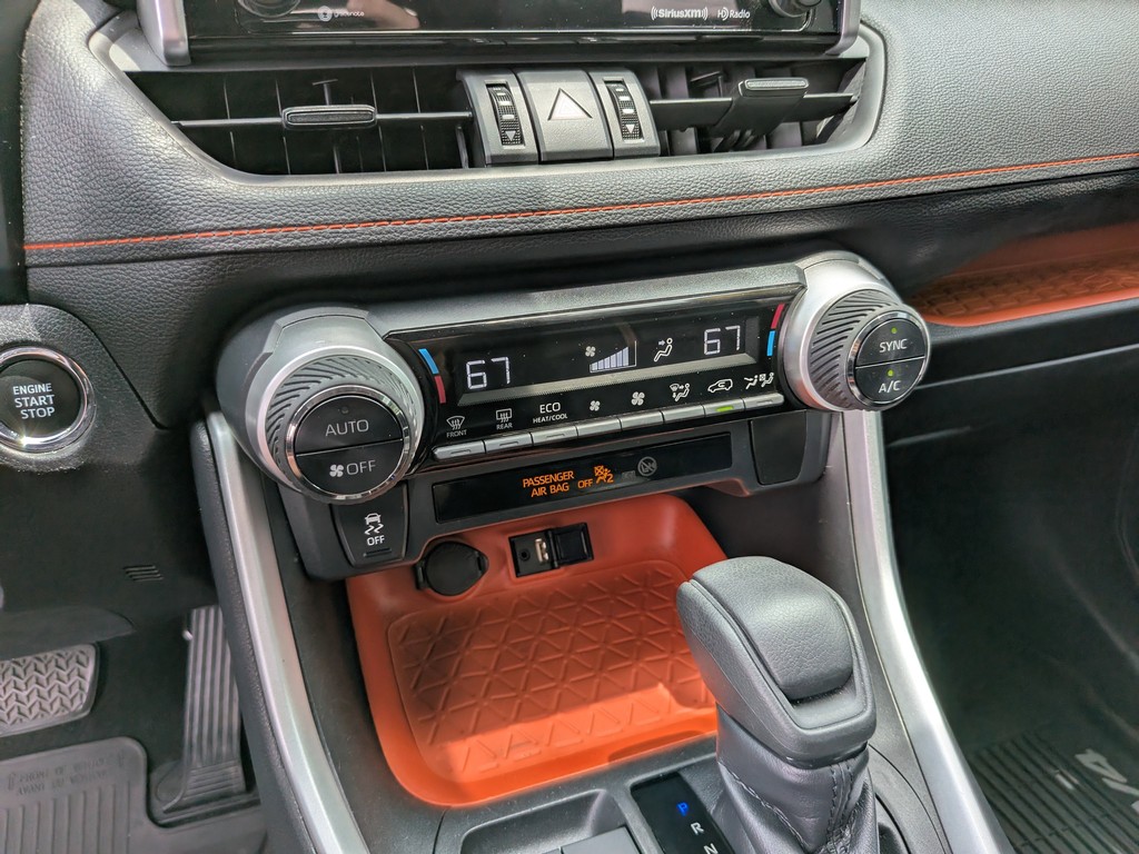 Toyota RAV4 Vehicle Full-screen Gallery Image 23
