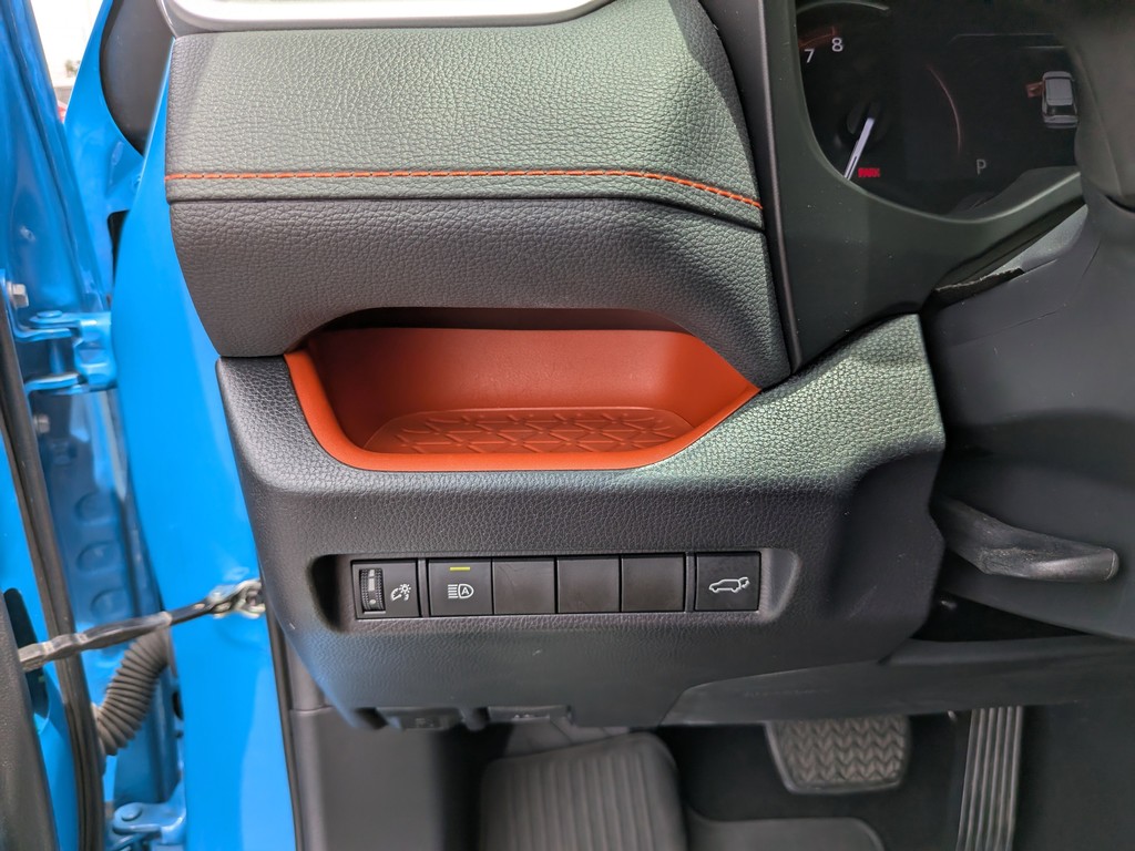 Toyota RAV4 Vehicle Full-screen Gallery Image 26