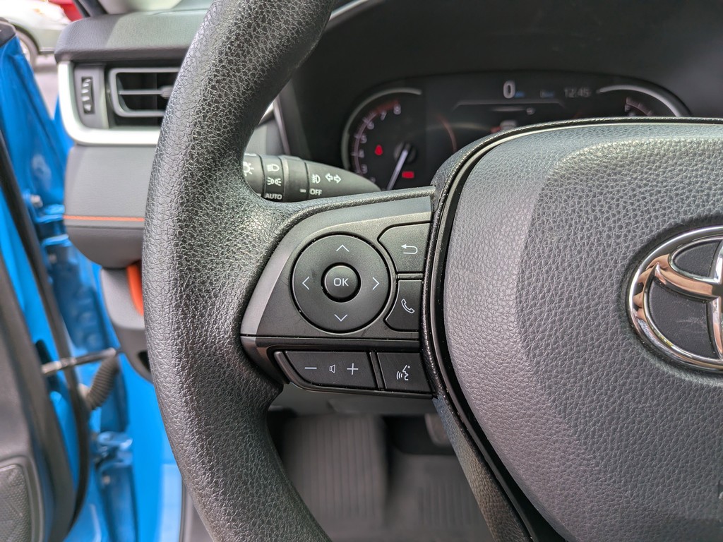 Toyota RAV4 Vehicle Full-screen Gallery Image 28