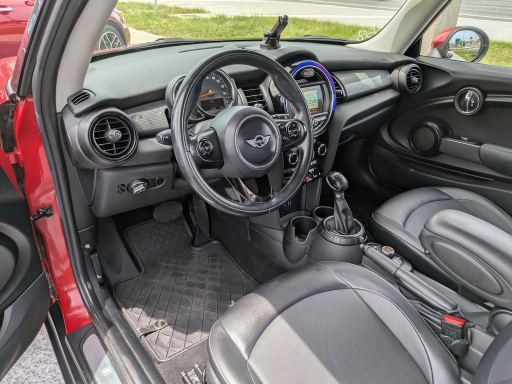 MINI Cooper Hardtop Vehicle Full-screen Gallery Image 02