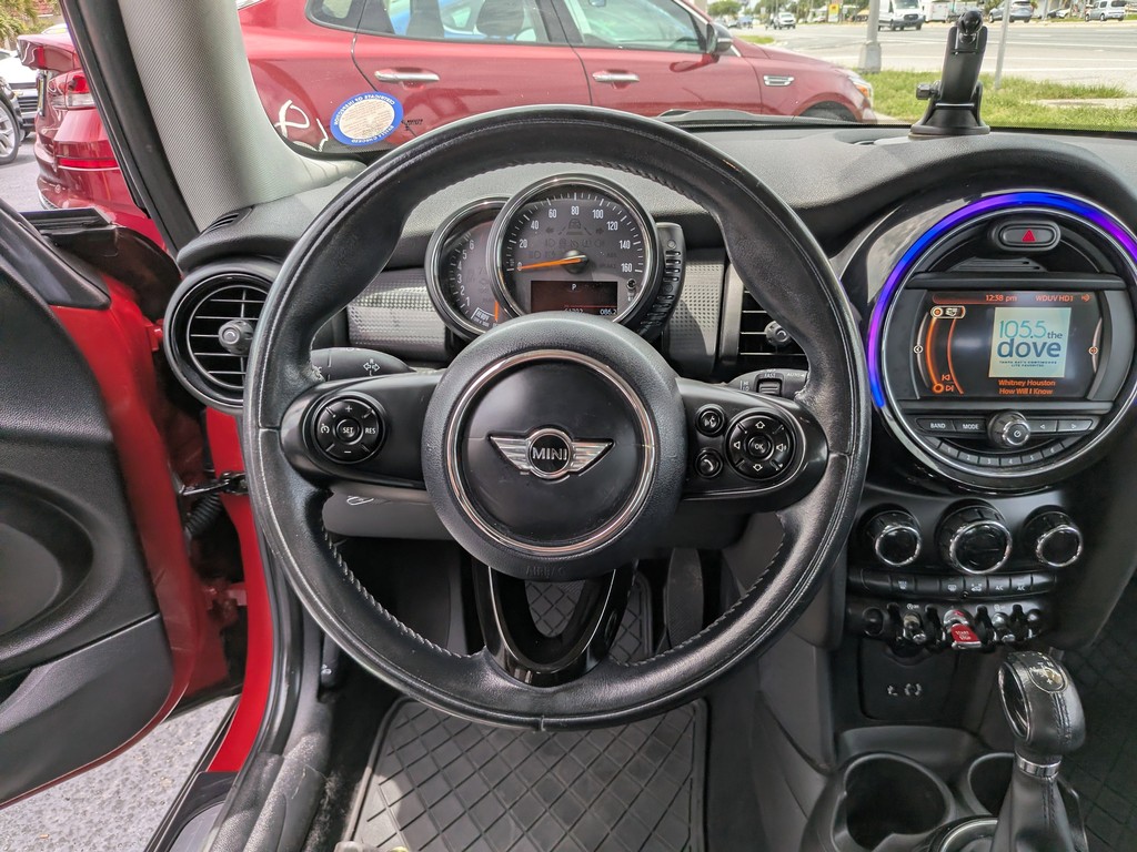 MINI Cooper Hardtop Vehicle Full-screen Gallery Image 03