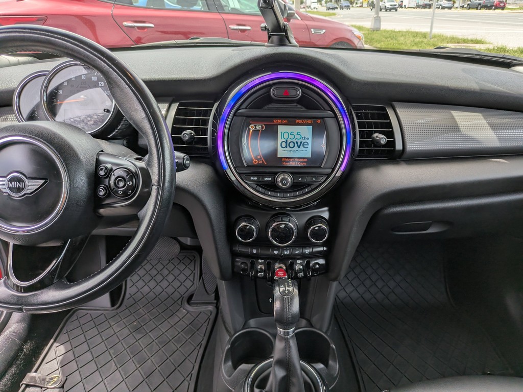 MINI Cooper Hardtop Vehicle Full-screen Gallery Image 04