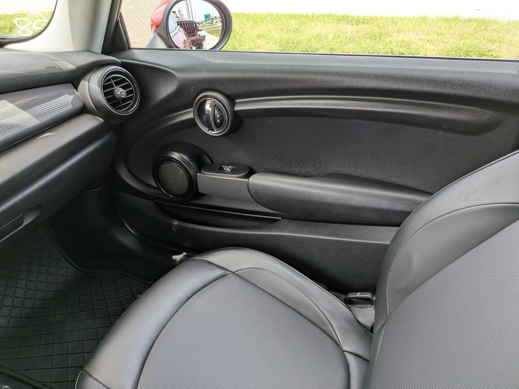 MINI Cooper Hardtop Vehicle Full-screen Gallery Image 05