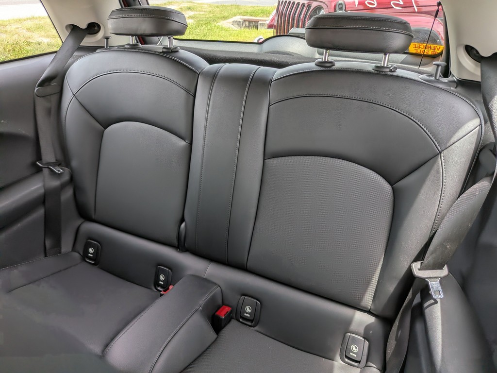 MINI Cooper Hardtop Vehicle Full-screen Gallery Image 06