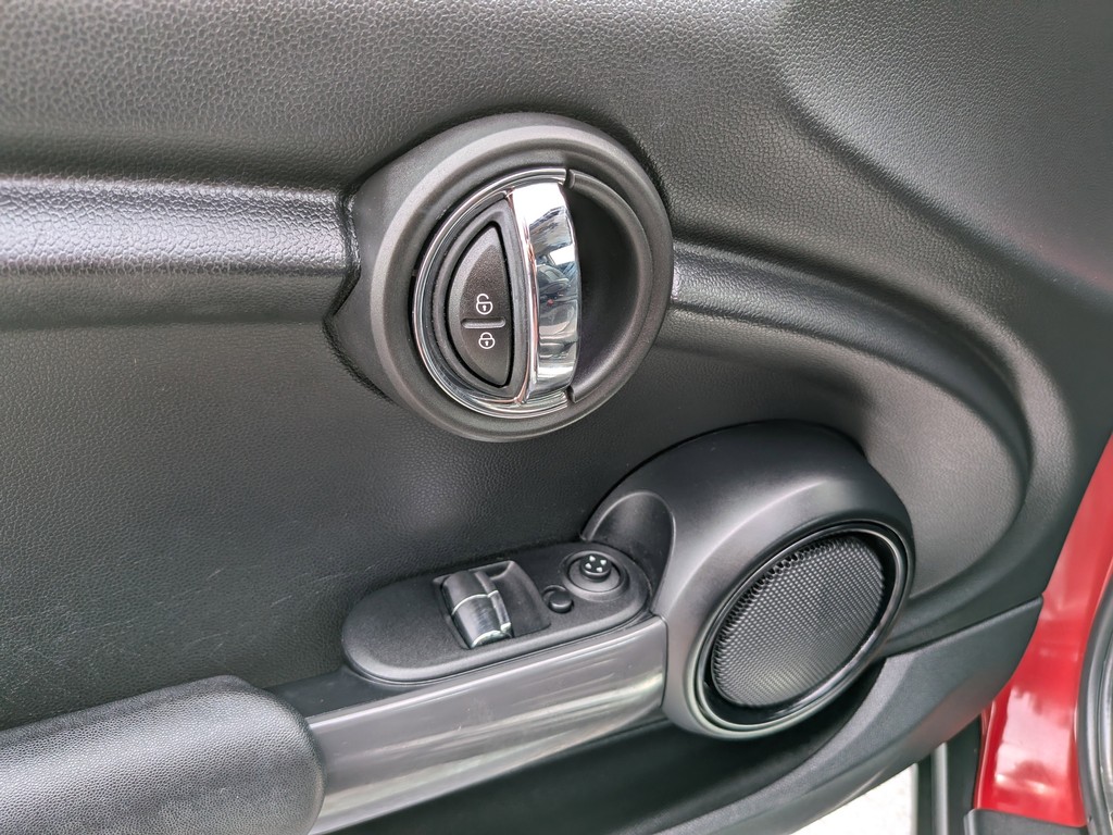 MINI Cooper Hardtop Vehicle Full-screen Gallery Image 07