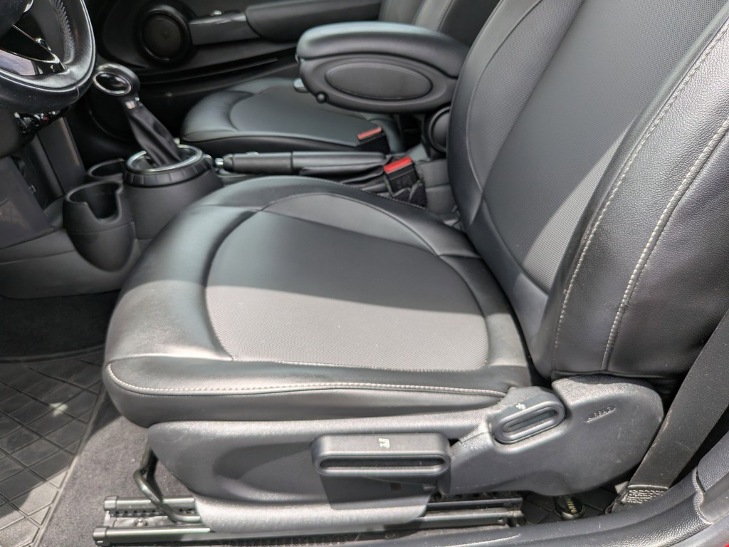 MINI Cooper Hardtop Vehicle Full-screen Gallery Image 08