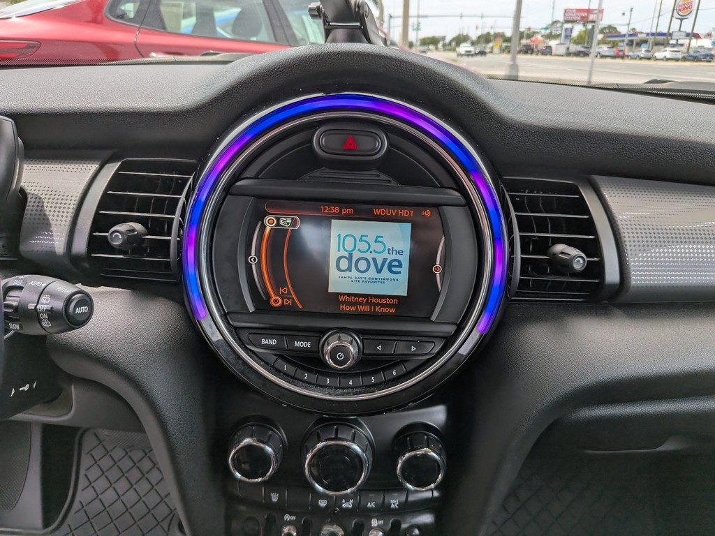 MINI Cooper Hardtop Vehicle Full-screen Gallery Image 10