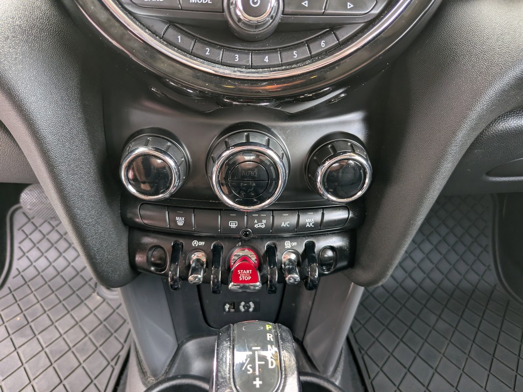 MINI Cooper Hardtop Vehicle Full-screen Gallery Image 11