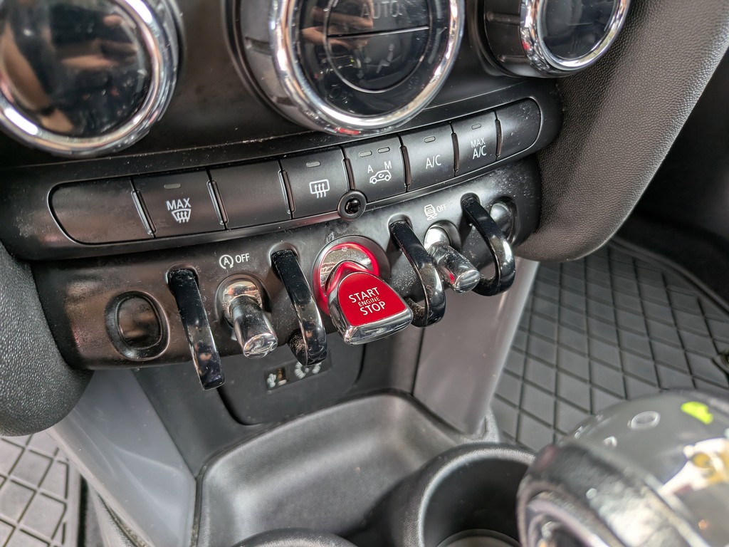 MINI Cooper Hardtop Vehicle Full-screen Gallery Image 12
