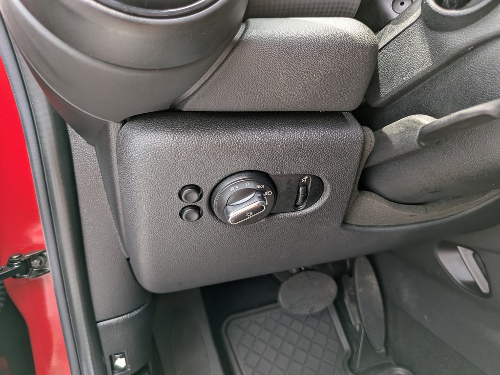 MINI Cooper Hardtop Vehicle Full-screen Gallery Image 14