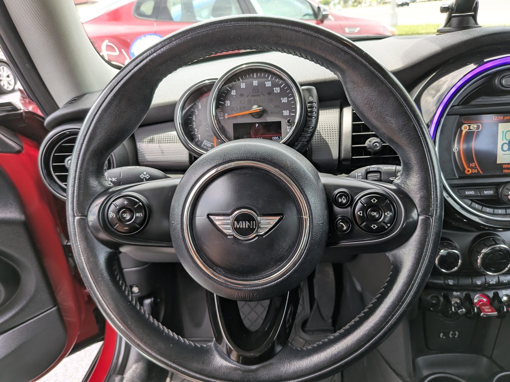 MINI Cooper Hardtop Vehicle Full-screen Gallery Image 15