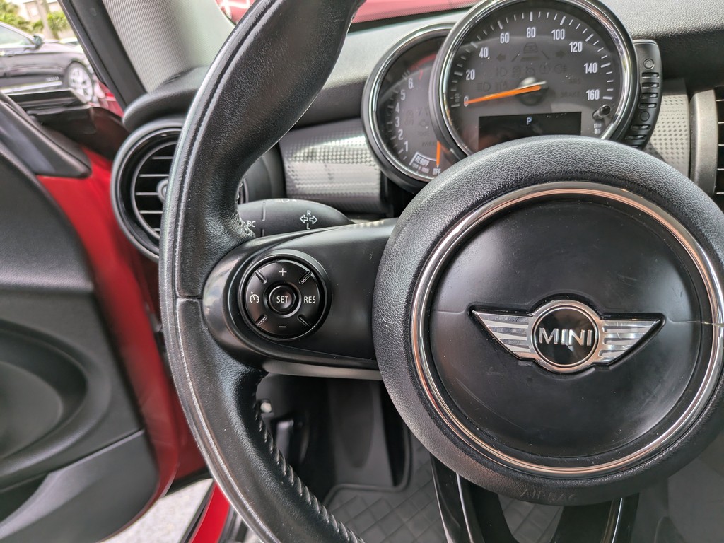 MINI Cooper Hardtop Vehicle Full-screen Gallery Image 16