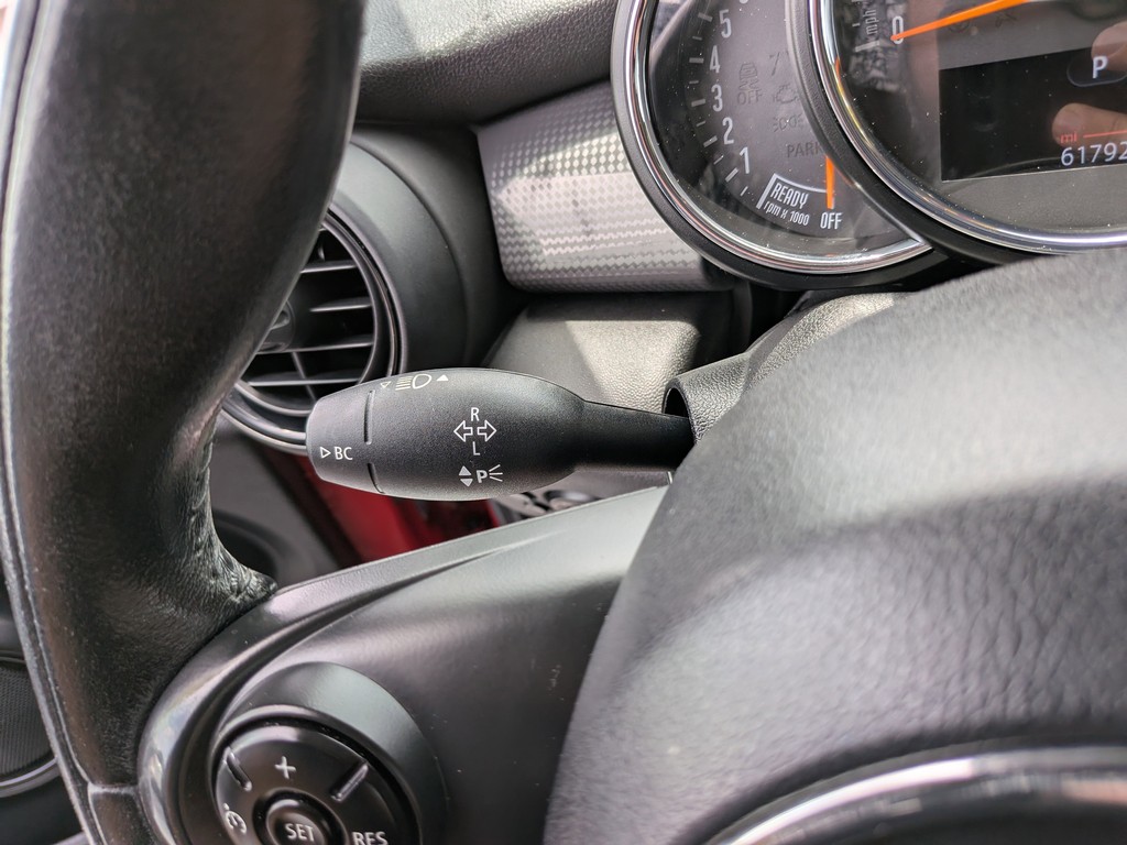 MINI Cooper Hardtop Vehicle Full-screen Gallery Image 18
