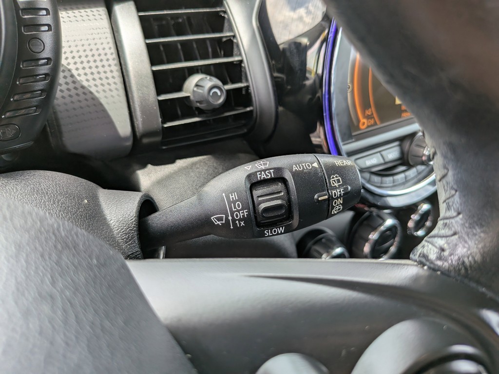 MINI Cooper Hardtop Vehicle Full-screen Gallery Image 19