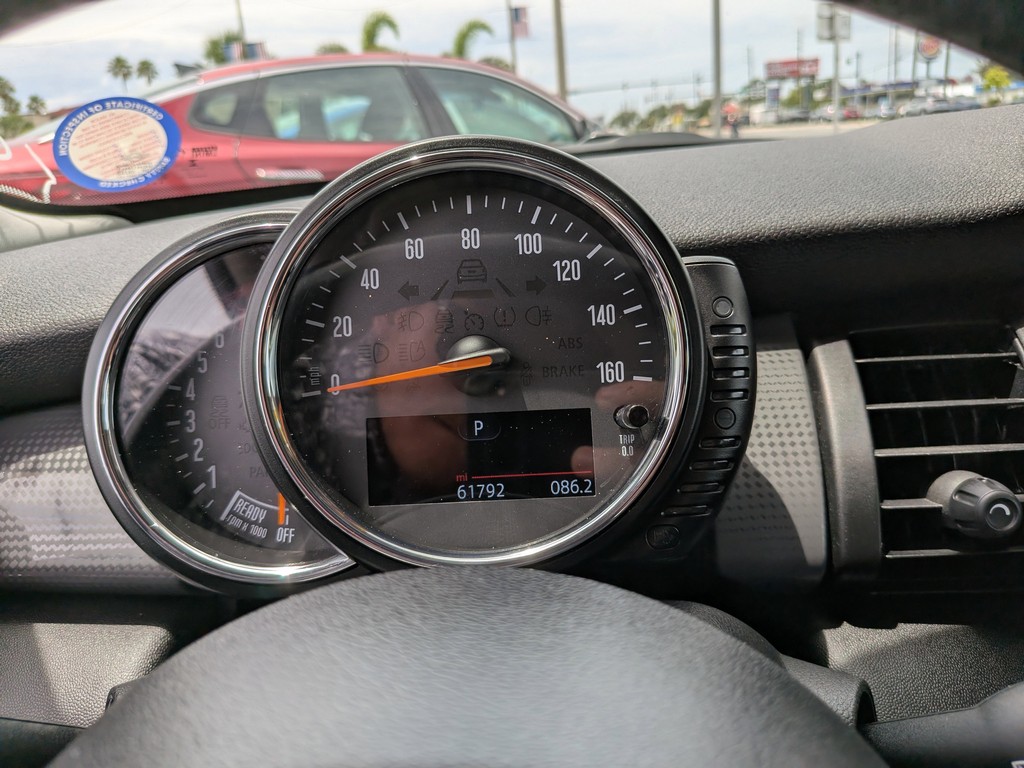 MINI Cooper Hardtop Vehicle Full-screen Gallery Image 20