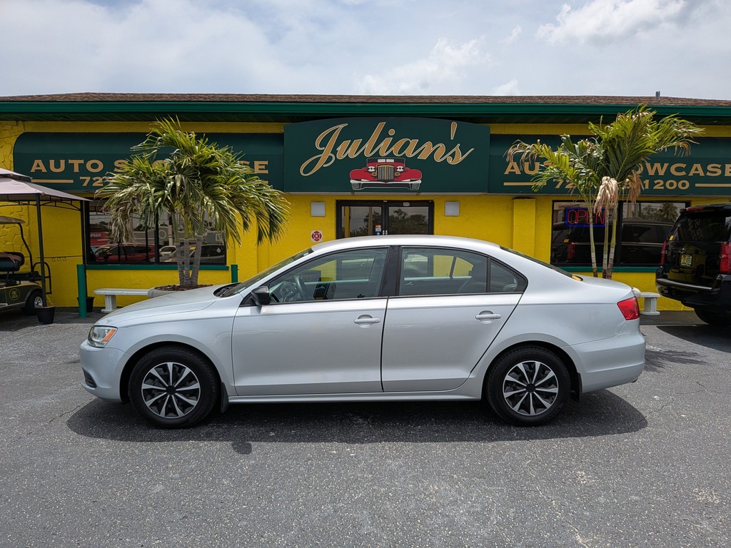 Volkswagen Jetta Sedan Vehicle Full-screen Gallery Image 02