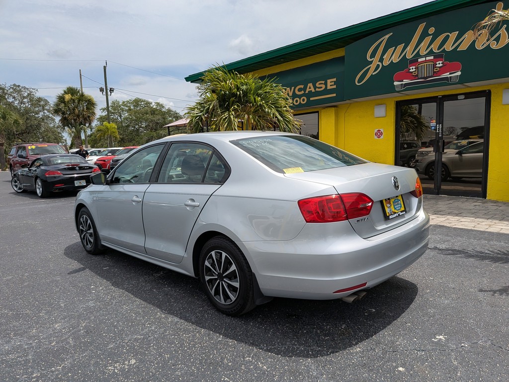 Volkswagen Jetta Sedan Vehicle Full-screen Gallery Image 03