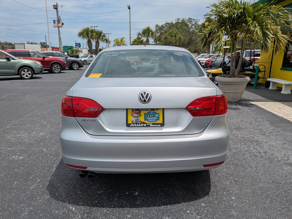 Volkswagen Jetta Sedan Vehicle Full-screen Gallery Image 04