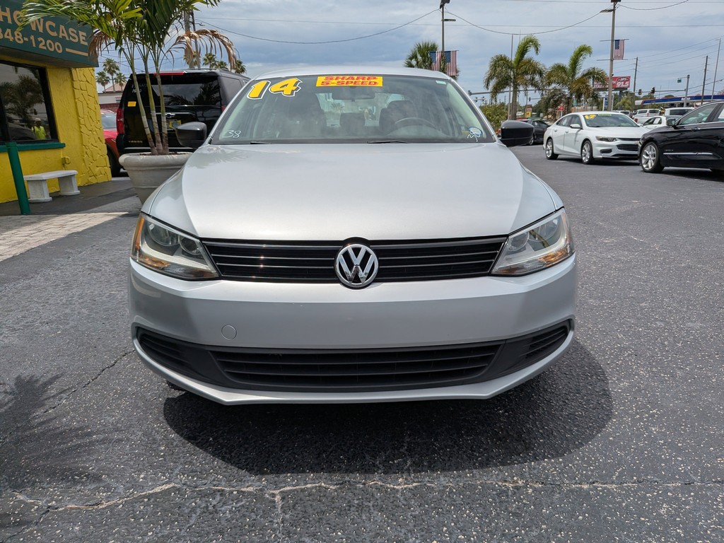 Volkswagen Jetta Sedan Vehicle Full-screen Gallery Image 05