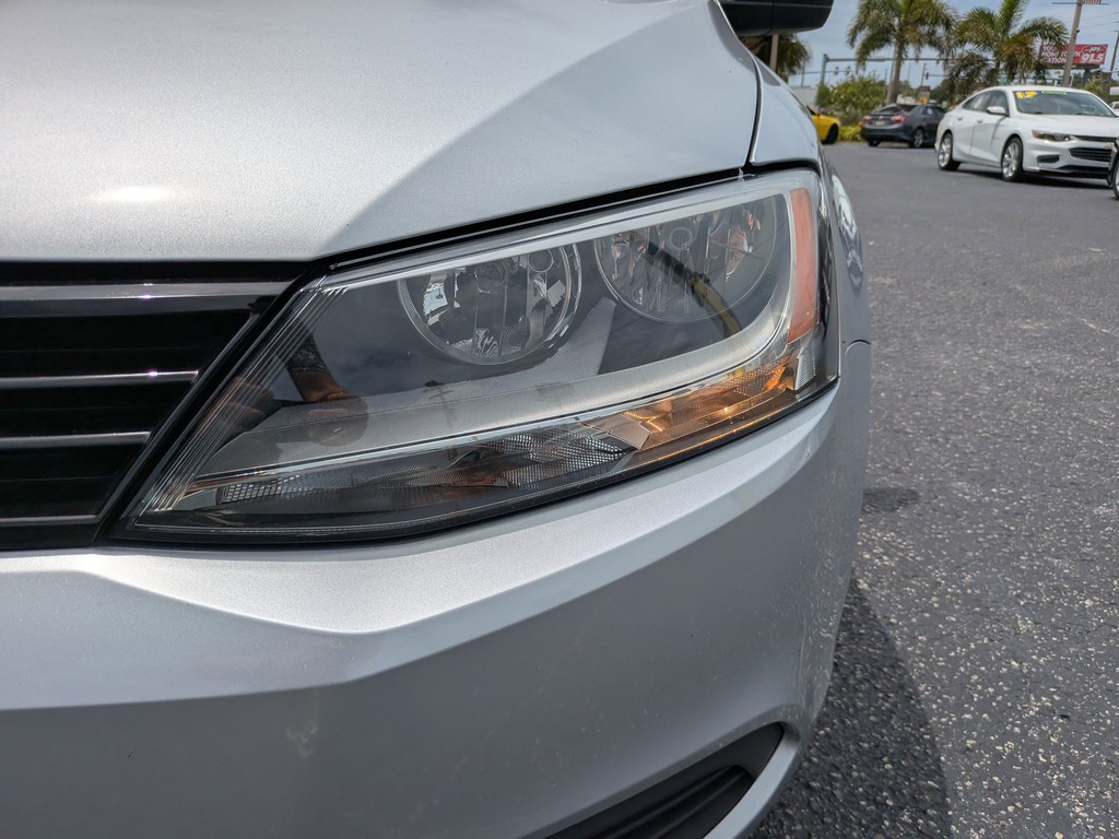 Volkswagen Jetta Sedan Vehicle Full-screen Gallery Image 06