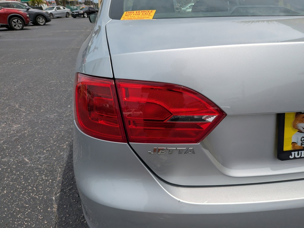 Volkswagen Jetta Sedan Vehicle Full-screen Gallery Image 07