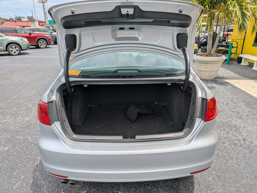Volkswagen Jetta Sedan Vehicle Full-screen Gallery Image 08